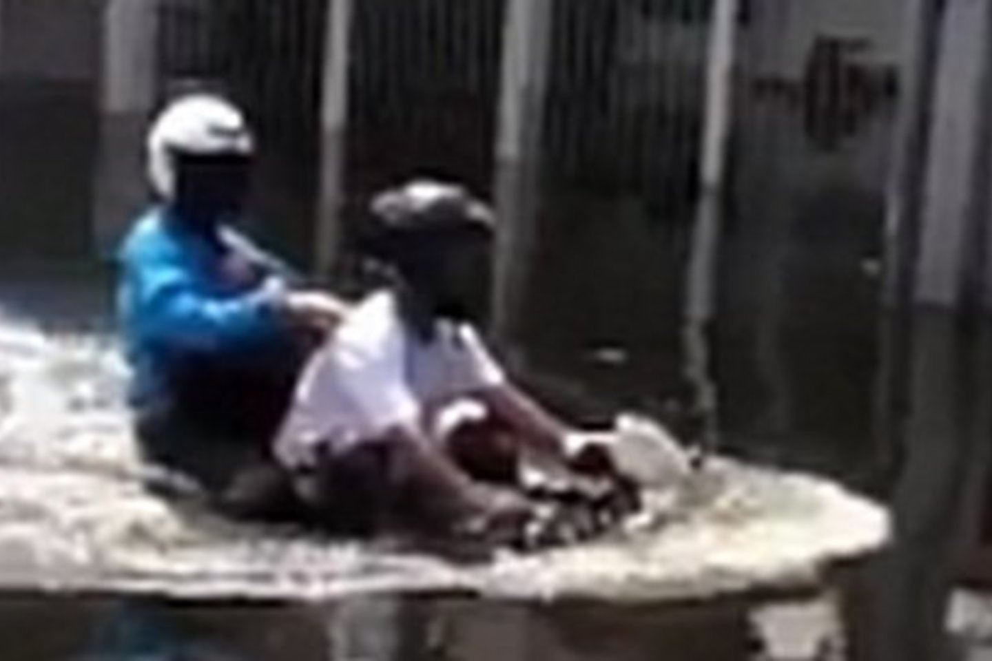 Neįprastas motociklas Tailande važinėja ir po vandeniu