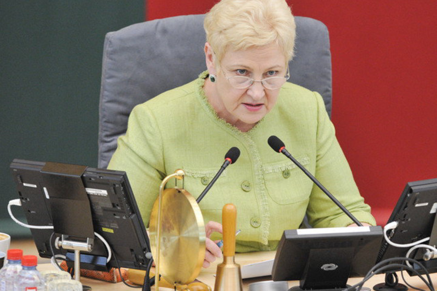 „Jeigu opozicijos lyderis taip sako, tai aš tada tikrai antradienį pateiksiu. Nes jis yra tas didysis, kuris kritikuoja tą garantijų įstatymą“, - atkirto I.Degutienė.
