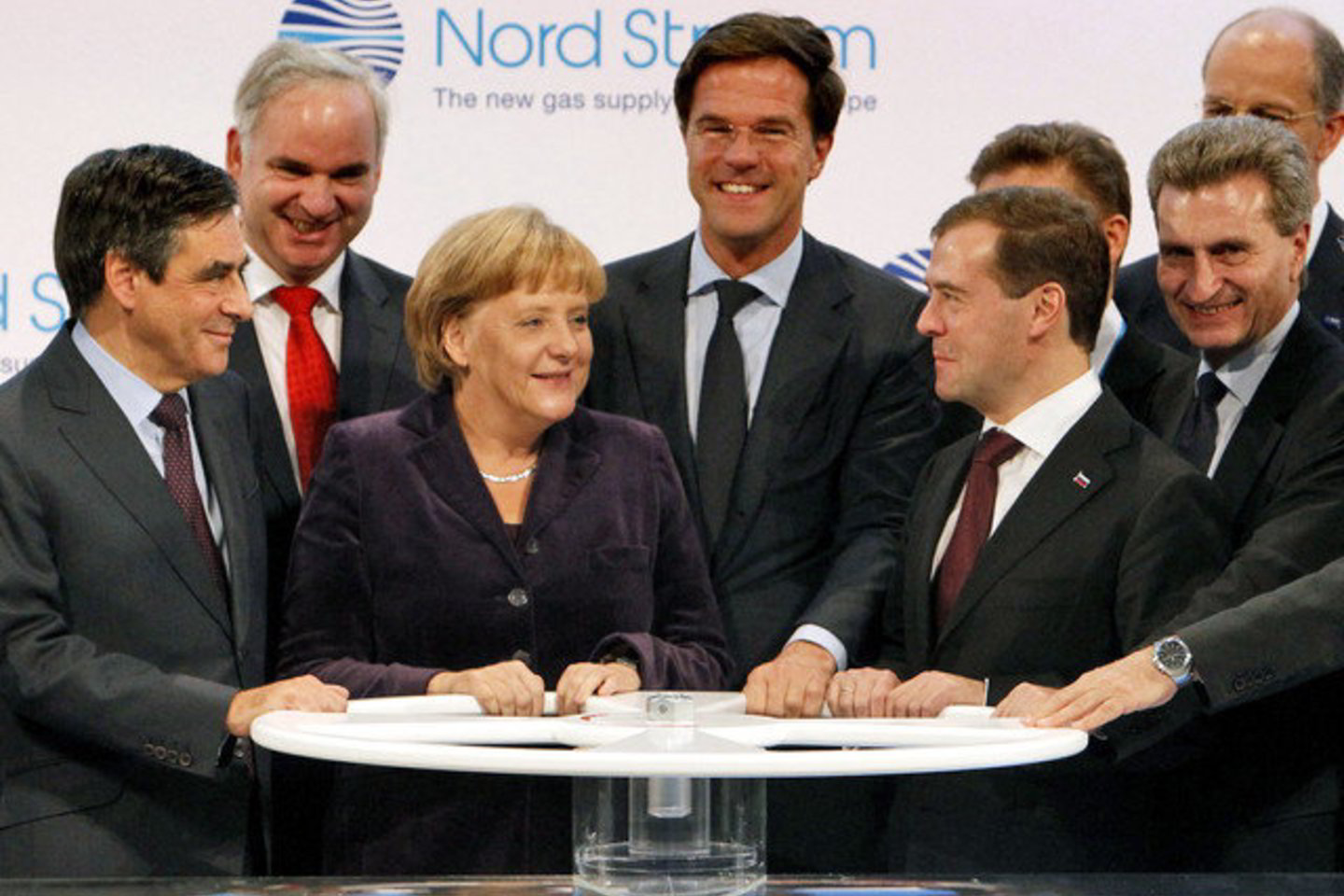 Oficiali „Šiaurės srauto“ paleidimo ceremonija vyko lapkričio 8 dieną Vokietijoje, ceremonijoje dalyvavo Vokietijos kanclerė Angela Merkel ir Rusijos prezidentas Dmitrijus Medvedevas.