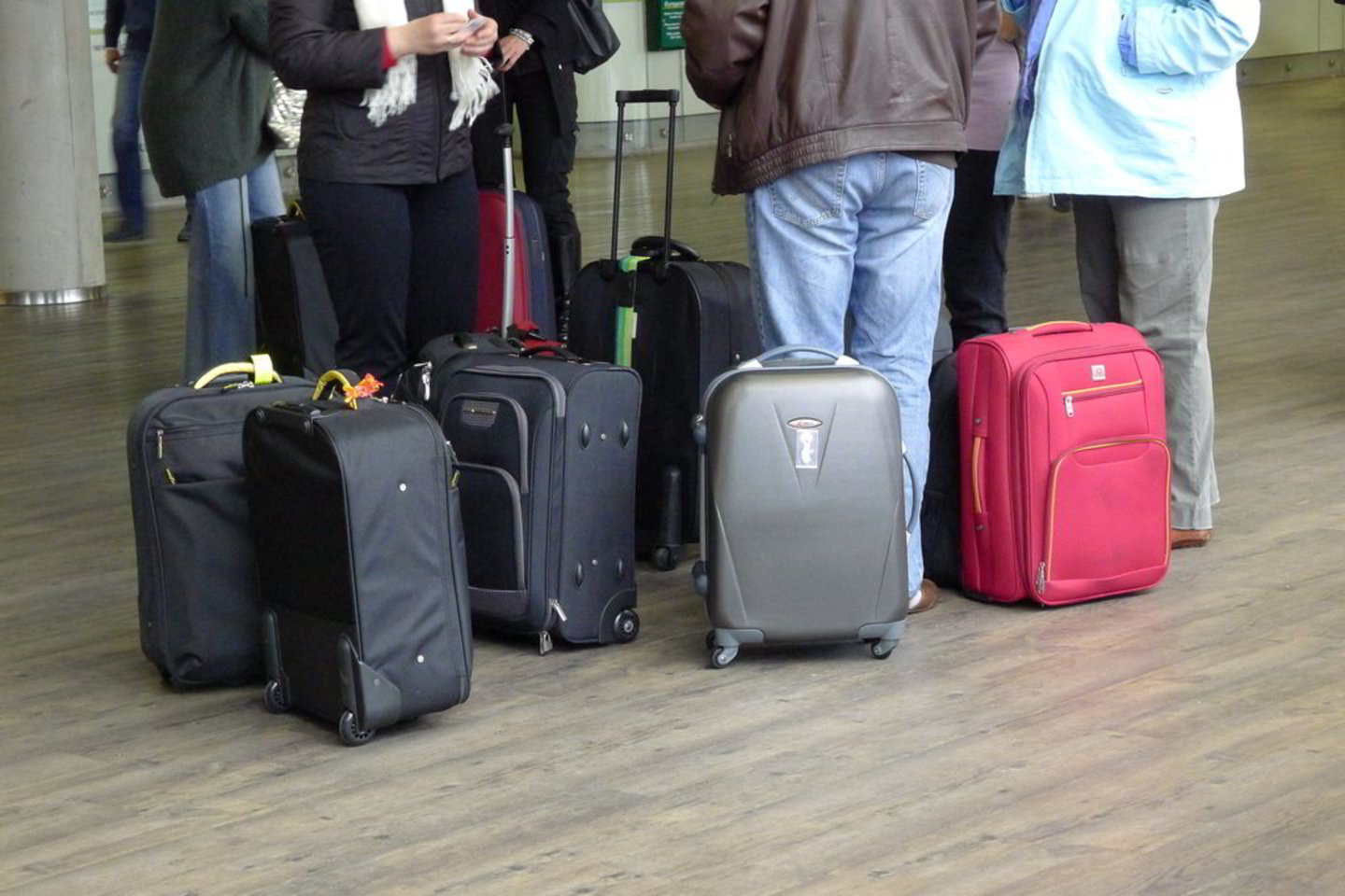 Paklausus apie aplinkybes, kurios juos paskatintų neišvykti iš šalies, net 35,9 proc. Lietuvos respondentų įvardino gerą ekonominę situaciją.