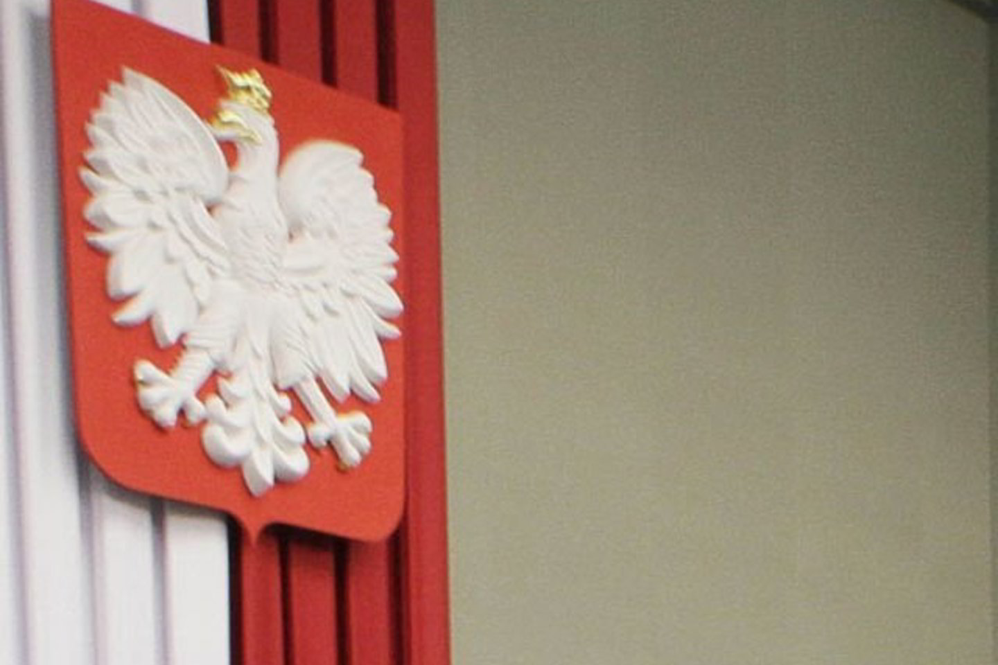 Lenkijos sprendimas tėvams, kurie vaikus Lietuvoje leidžia į lenkiškas mokyklas skirti po 1000 zlotų, Lietuvoje sulaukė prieštaringų vertinimų.
