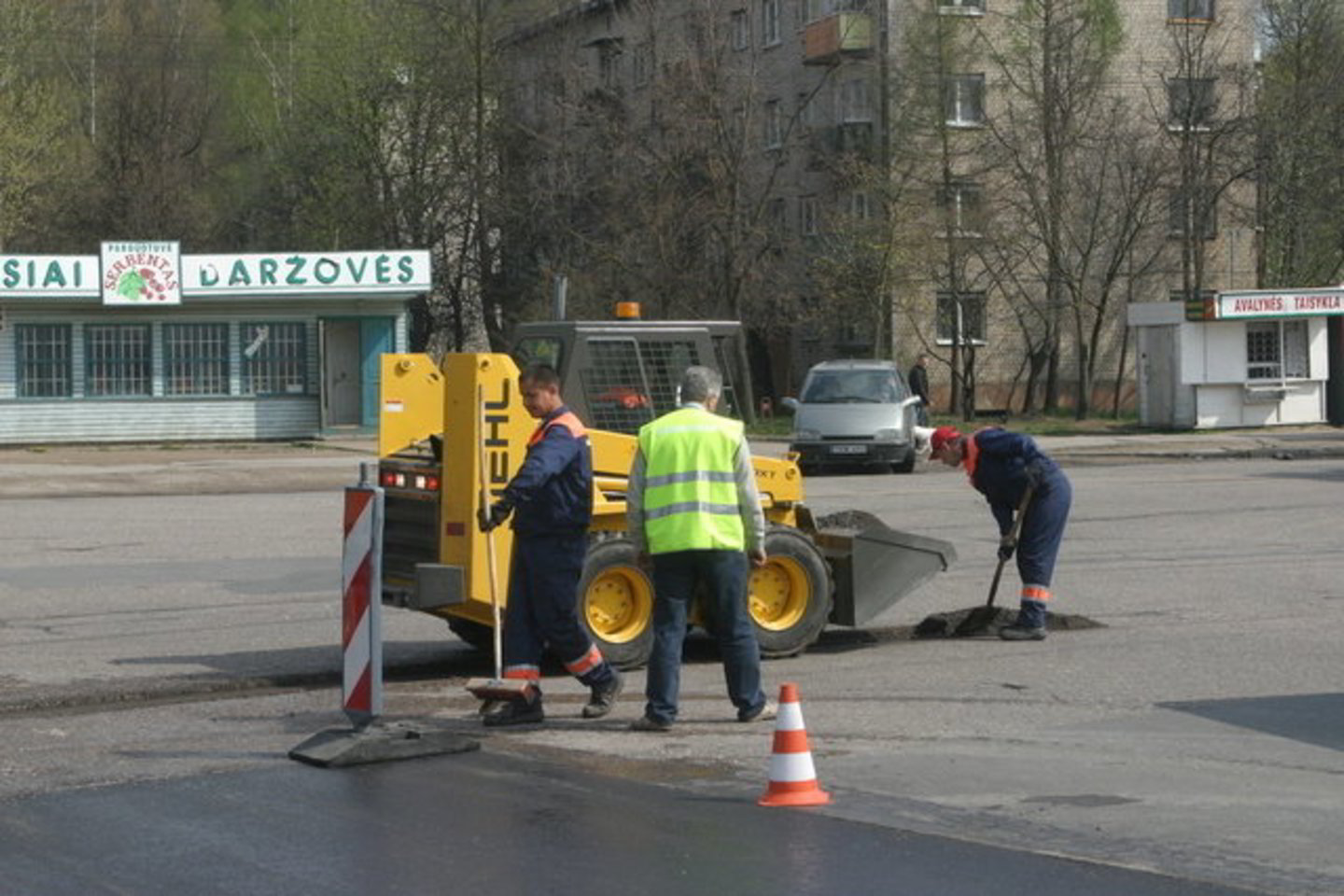 Atbuline eiga važiavusio krautuvo vairuotojas nepastebėjo darbininko ir jį pervažiavo.