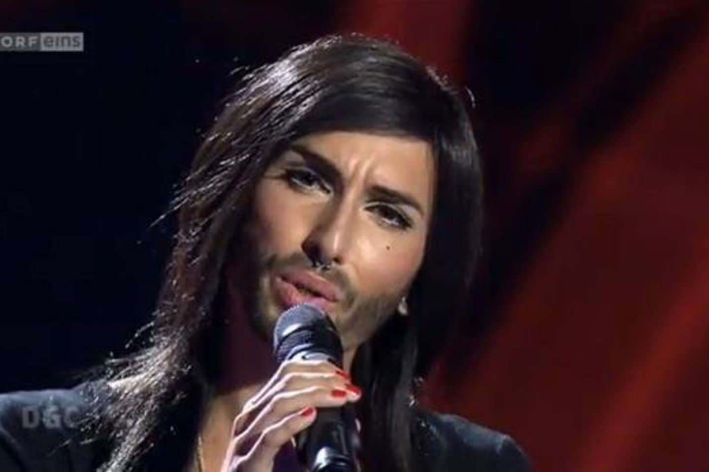 Conchita Wurst žiūrovus ir komisiją pavergė ne tik jausmingai sudainuota balade iš filmo „Titanikas“, bet ir egzotiška išvaizda.