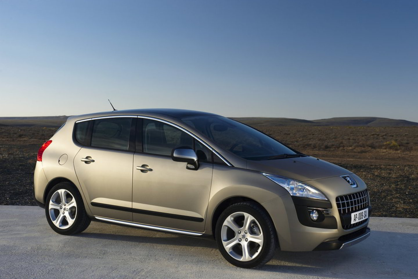 Lietuvoje „Peugeot 3008 HYbrid4“ laukiamas kitų metų vasario – kovo mėnesiais. Šiuo metu galima įsigyti įprastą „Peugeot 3008“ su benzininiu arba dyzeliniais HDi varikliais. Kaina prasideda nuo 64 tūkstančių 900 litų.