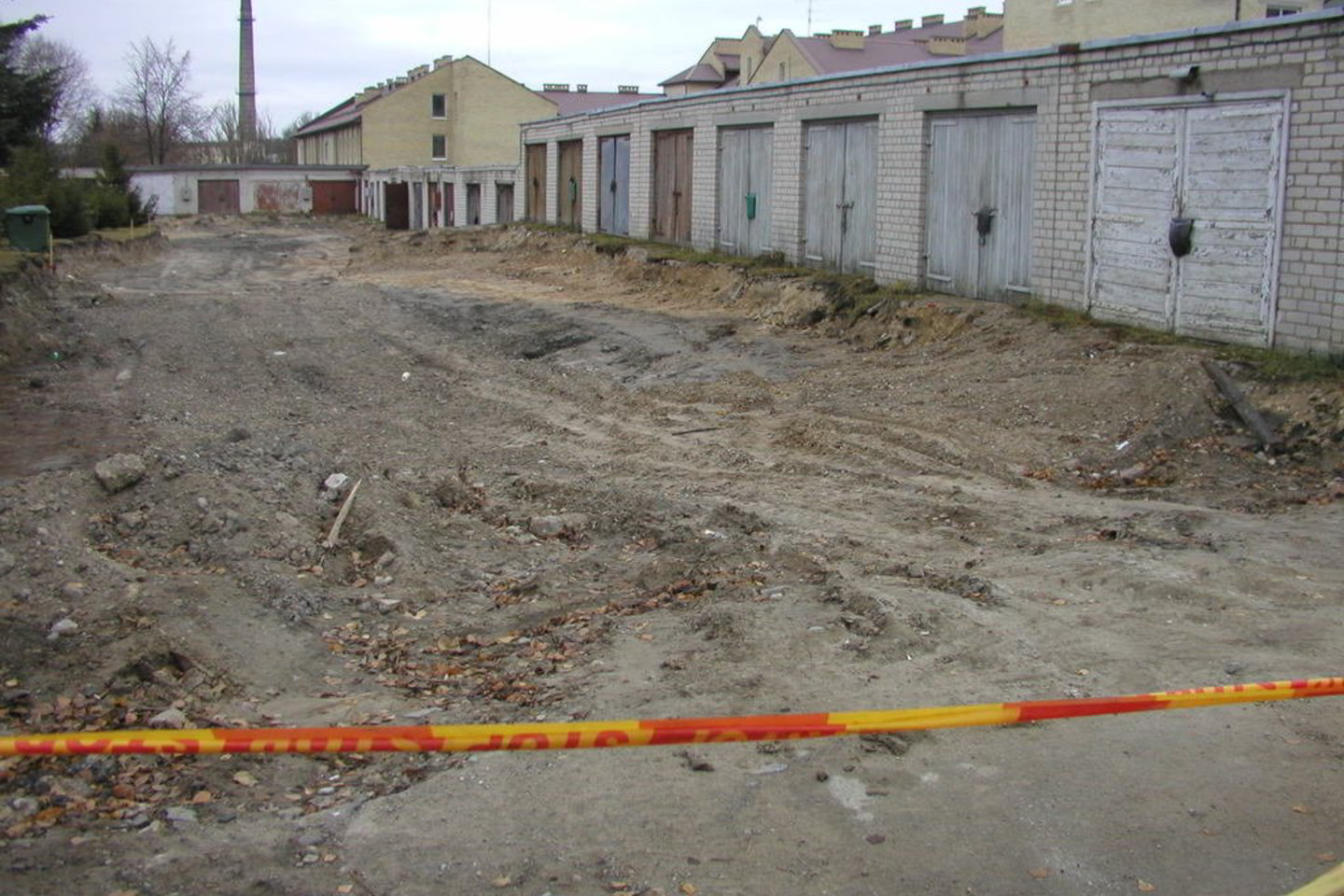 Vykdant beveik 5 milijonus litų kainuojantį miesto infrastruktūros sutvarkymo projektą, šalia vietos savivaldybės administracijos pastato esančių garažų savininkai liko be priėjimo į savo patalpas.