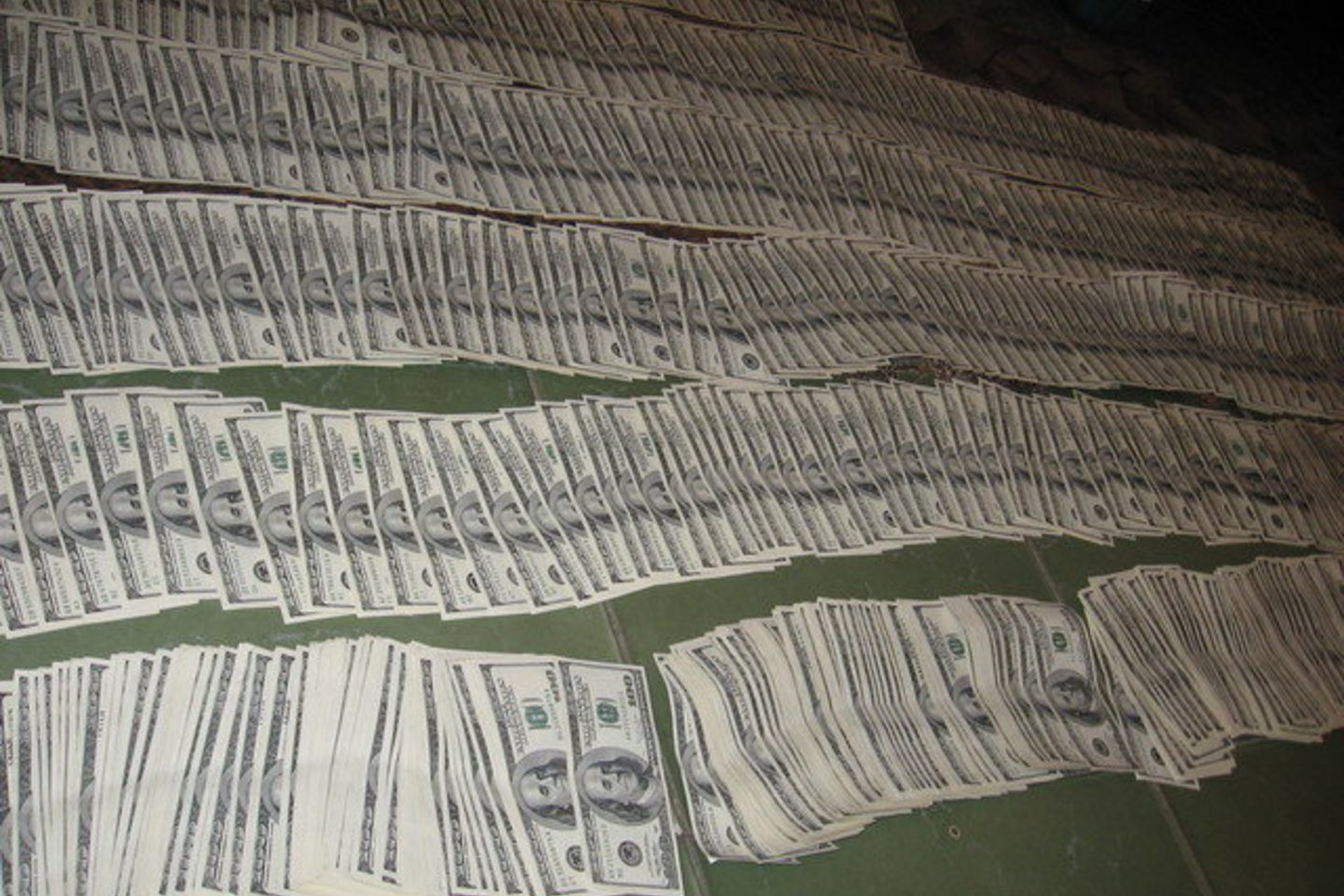 Jungtinėse Valstijose gyvena 455 iš bendro pasaulio milijardierių skaičiaus - jų 2011 metais buvo 1,235 tūkst.