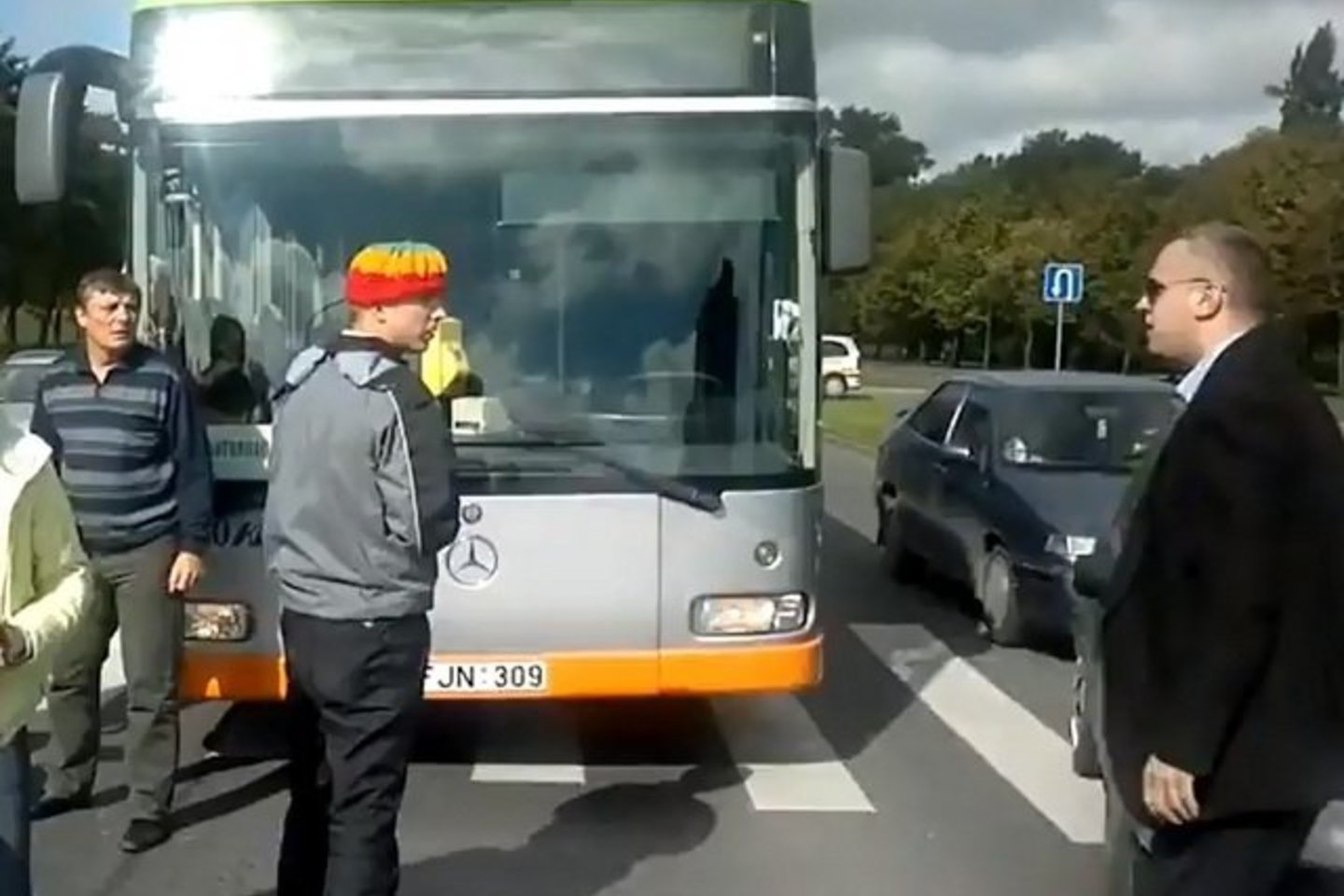 Keli vyrai problemą išsprendė savaip – apdovanojo apsvaigusius vaikinus smūgiais ir keiksmais.