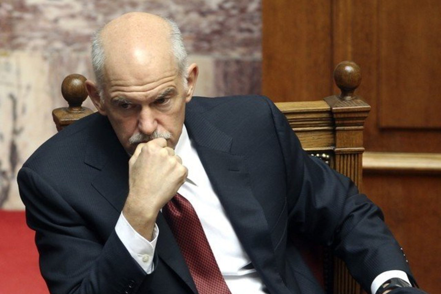 Ministras pirmininkas George Papandreou (nuotraukoje) pranešė, kad atsistatydins. Jam nepavyko vadovavimą naujai koalicijai, kuri dar nesudaryta, perduoti savo sąjungininkui parlamento pirmininkui Philippos Petsalnikos.