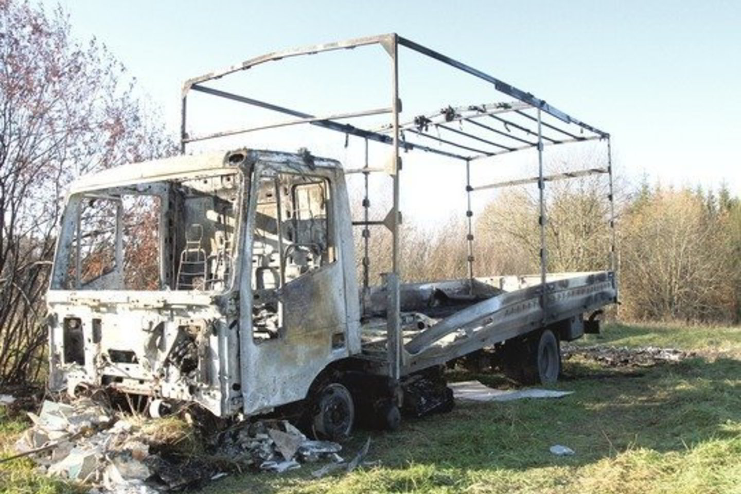 Pagrobtą „Iveco” nusikaltėliai apšlakstė degiuoju skysčiu ir padegė.