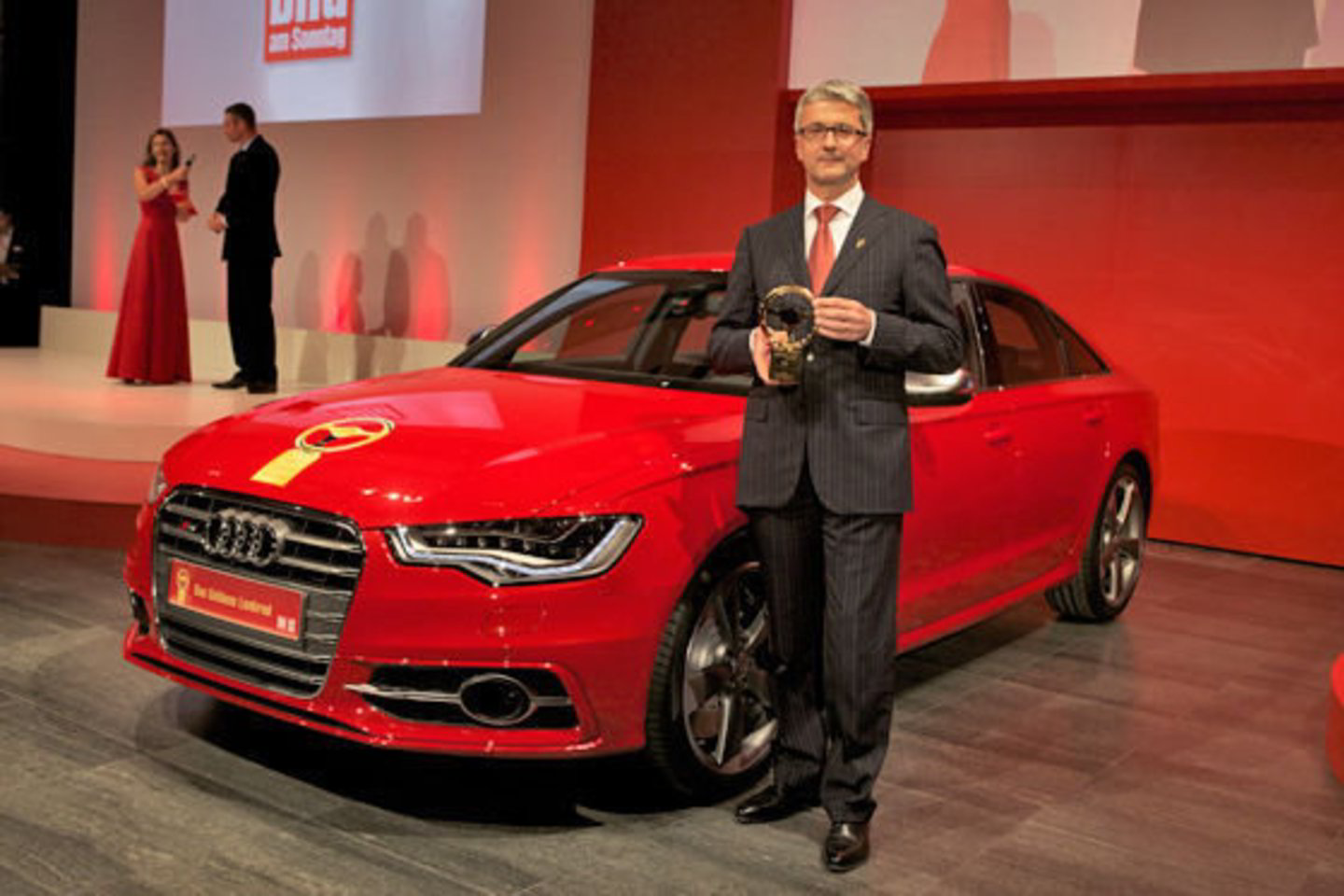 „Audi AG“ valdybos pirmininkas Rupertas Stadleris priėmė A6 skirtą apdovanojimą "Axel Springer Publishing House" Berlyne surengtame iškilmingame vakare