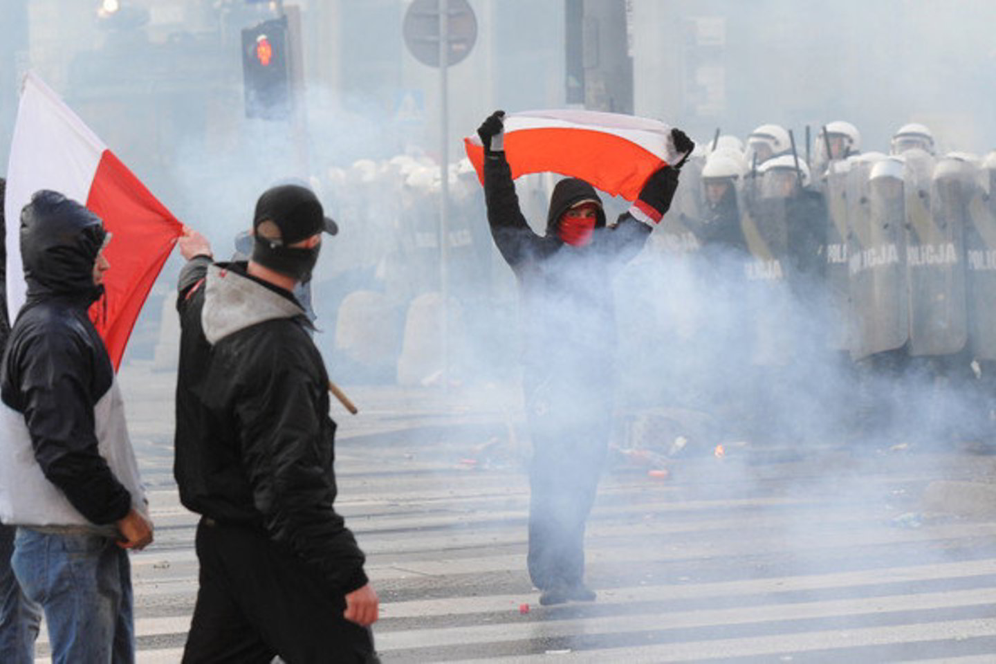 Lenkijos sostinėje Varšuvoje minėjimą lydi anarchistų protestai.