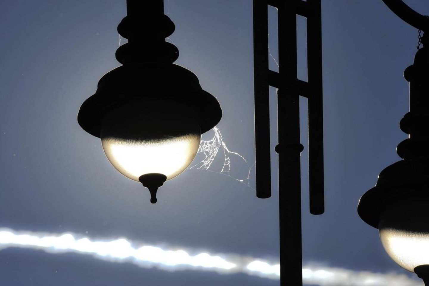 Naktį prie pastato Vilniuje buvo šaudoma, vyko grumtynės, išdaužti langų stiklai.