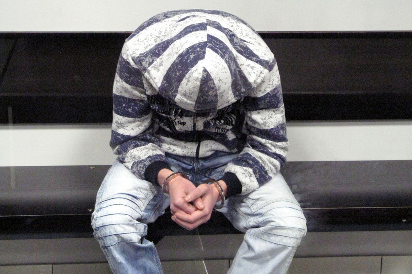 Teismo metu V.M. kaltu neprisipažino ir neigė seksualiai prievartavęs bei tvirkinęs mažametę seserį.