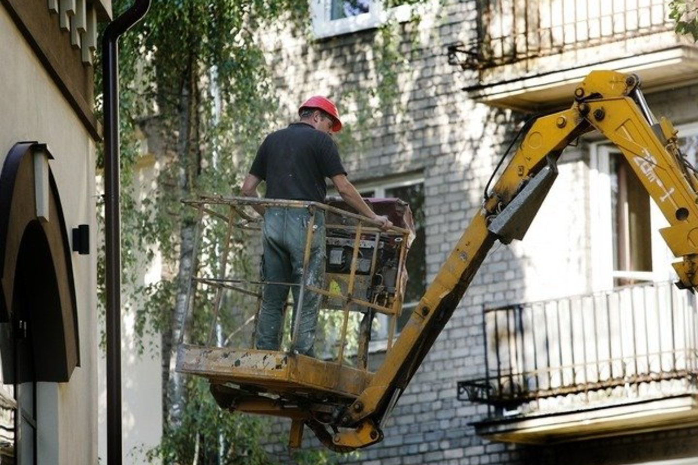 2010 metų gegužės mėnesio 26-28 dienomis, atlikus rūsio pamato duobės kasimo darbus, buvo atidengti ir suardyti XVII a. bei vėlesniais amžiais datuojami archeologiniai (kultūriniai) sluoksniai.