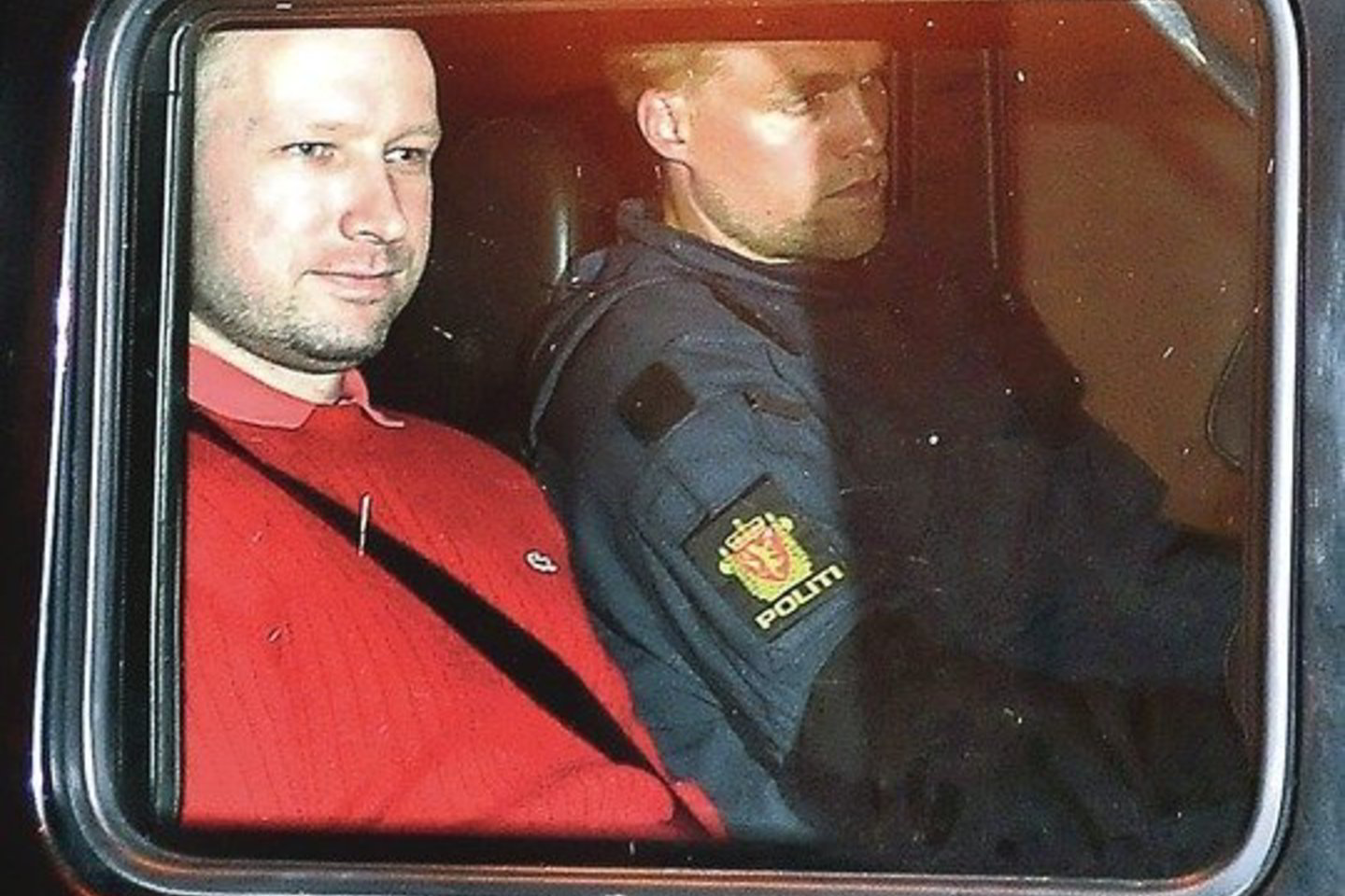 A.B.Breivikas šypsojosi jau tada, kai po arešto buvo vežamas į teismą.