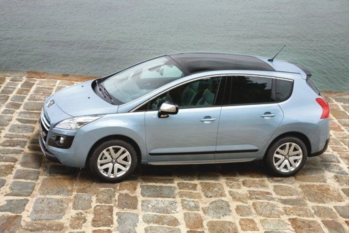 Automobilis „Peugeot 3008” nuolat sulaukia profesionalų apdovanojimų.