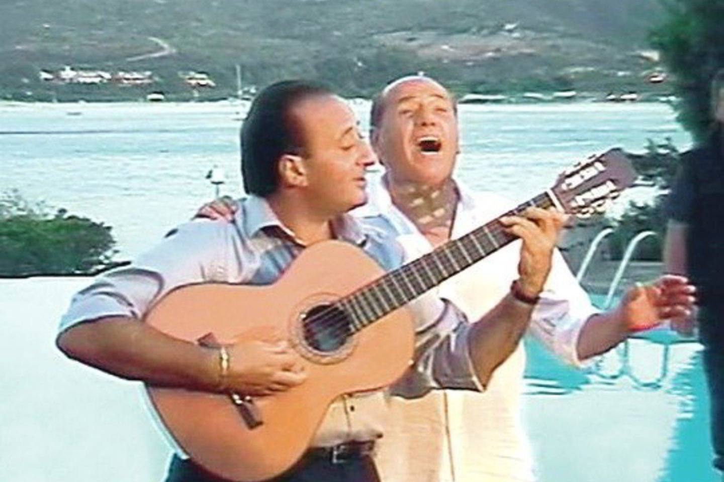 S.Berlusconi vėl trauks dainas su bičiuliu dainininku M.Apicella (kairėje).