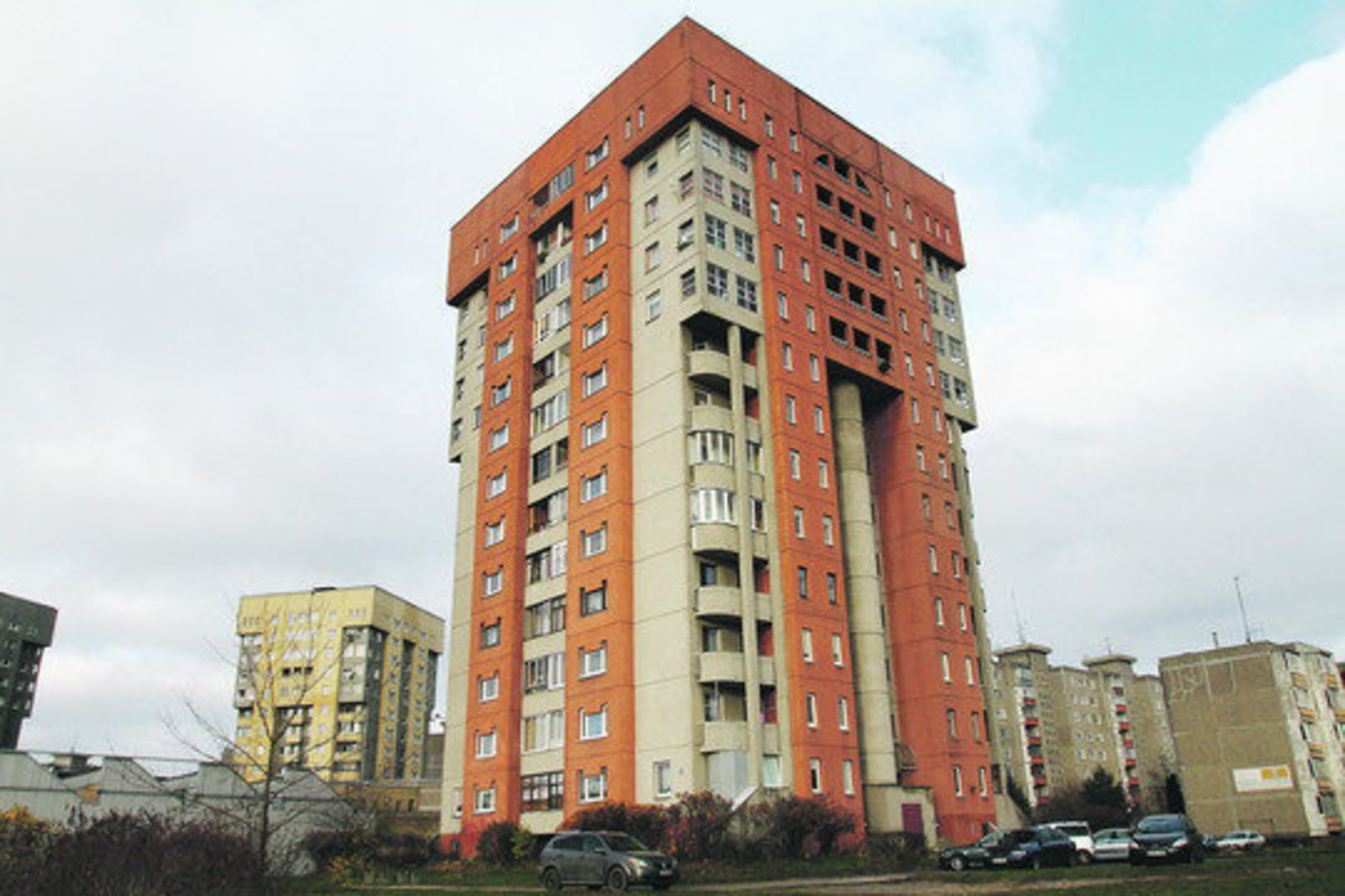 Dalis namo gyventojų viename kambaryje kentė šaltį dėl nešylančių radiatorių.