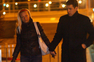 Dainininkė Mia fotografų užtikta su paslaptingu vyriškiu plūdosi keiksmais (nuotraukos)