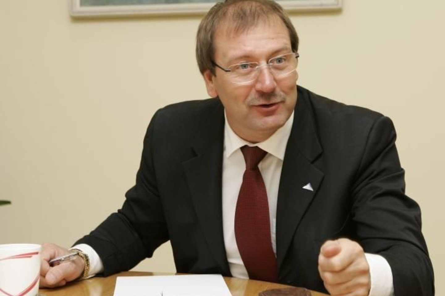 EP praėjusių metų rudenį jau balsavo už tai, kad V.Uspaskicho būtų atimta teisinė neliečiamybė, tačiau V.Uspaskichas pasiekė, kad sprendimas būtų peržiūrėtas