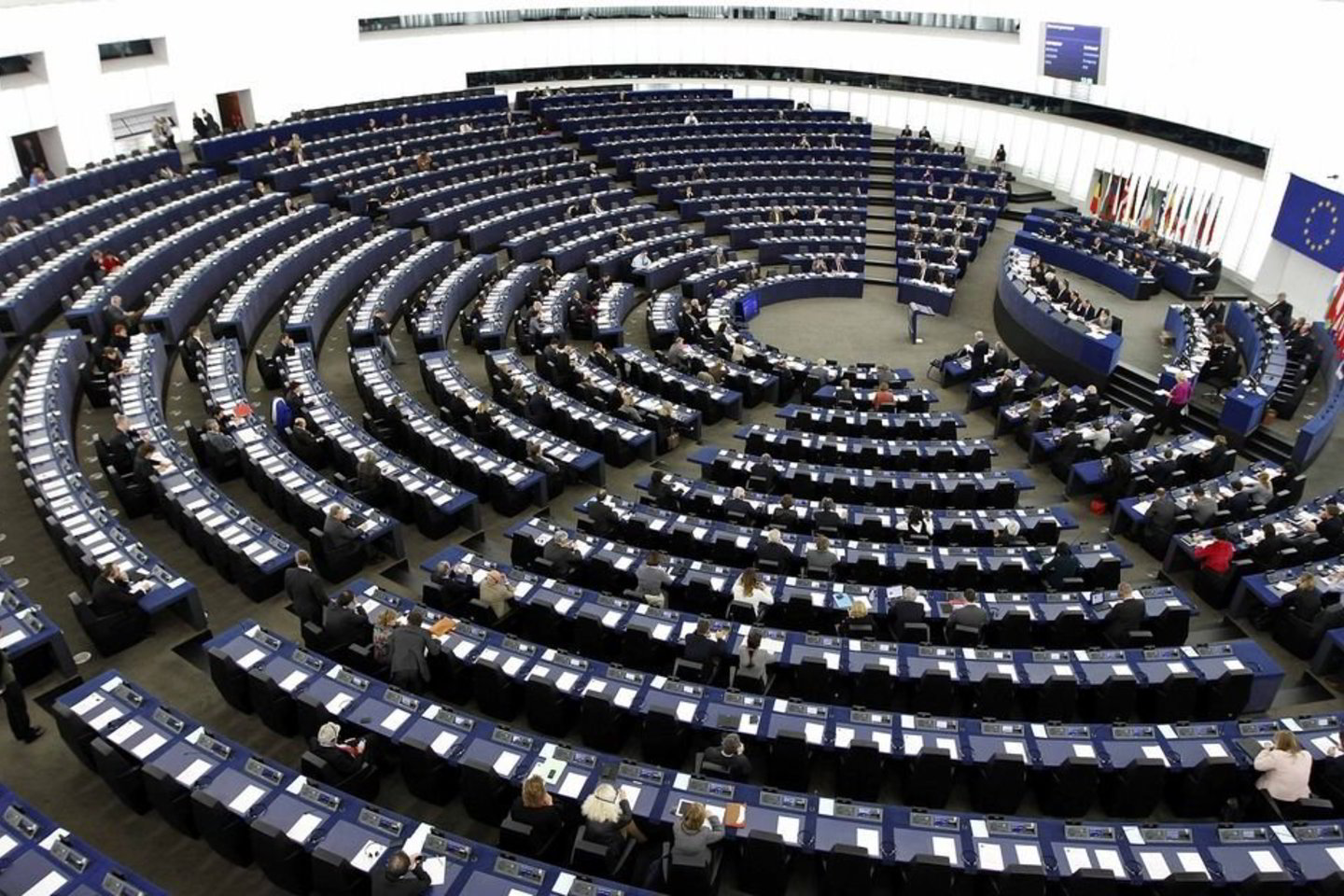 Europarlamentarai ragina Zagrebą išspręsti likusias problemas, pirmiausia užbaigti teismų reformą ir veiksmingiau kovoti su korupcija bei organizuotu nusikalstamumu.