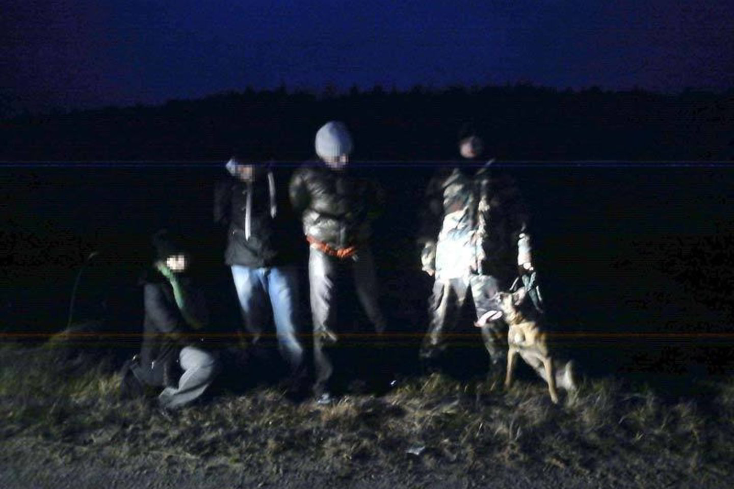 Pažeidėjų paieškos ėmėsi ir Vilniaus rinktinės SPB kinologas Alfredas Stackevičius su savo augintiniu belgų aviganiu Merkada. Užuodęs pažeidėjų pėdsakus ketverių metų keturkojis miškinga vietove jais iškart nuvedė VSAT kinologą.
