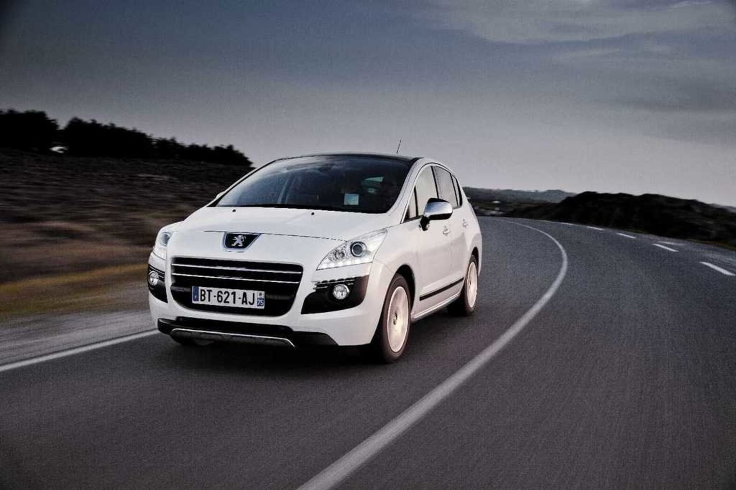Po techninės analizės ir išsamių bandymų žiuri, sudaryta iš žurnalistų ir žymių automobilizmo sektoriaus atstovų, priėmė sprendimą, palankų „Peugeot 3008 Hybrid4“.