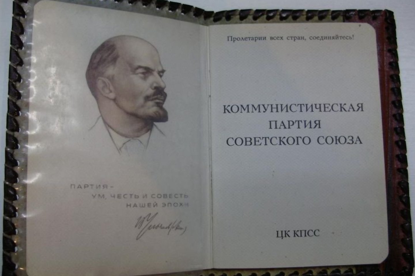 „Publikuotame „Lietuvos komunistų partijos statute nieko nekalbama apie ryšius su SSKP, tik pažymima, kad Lietuvos komunistų partija yra tarptautinio komunistinio judėjimo dalis“, - neslėpė kartėlio V.Medvedevas.
