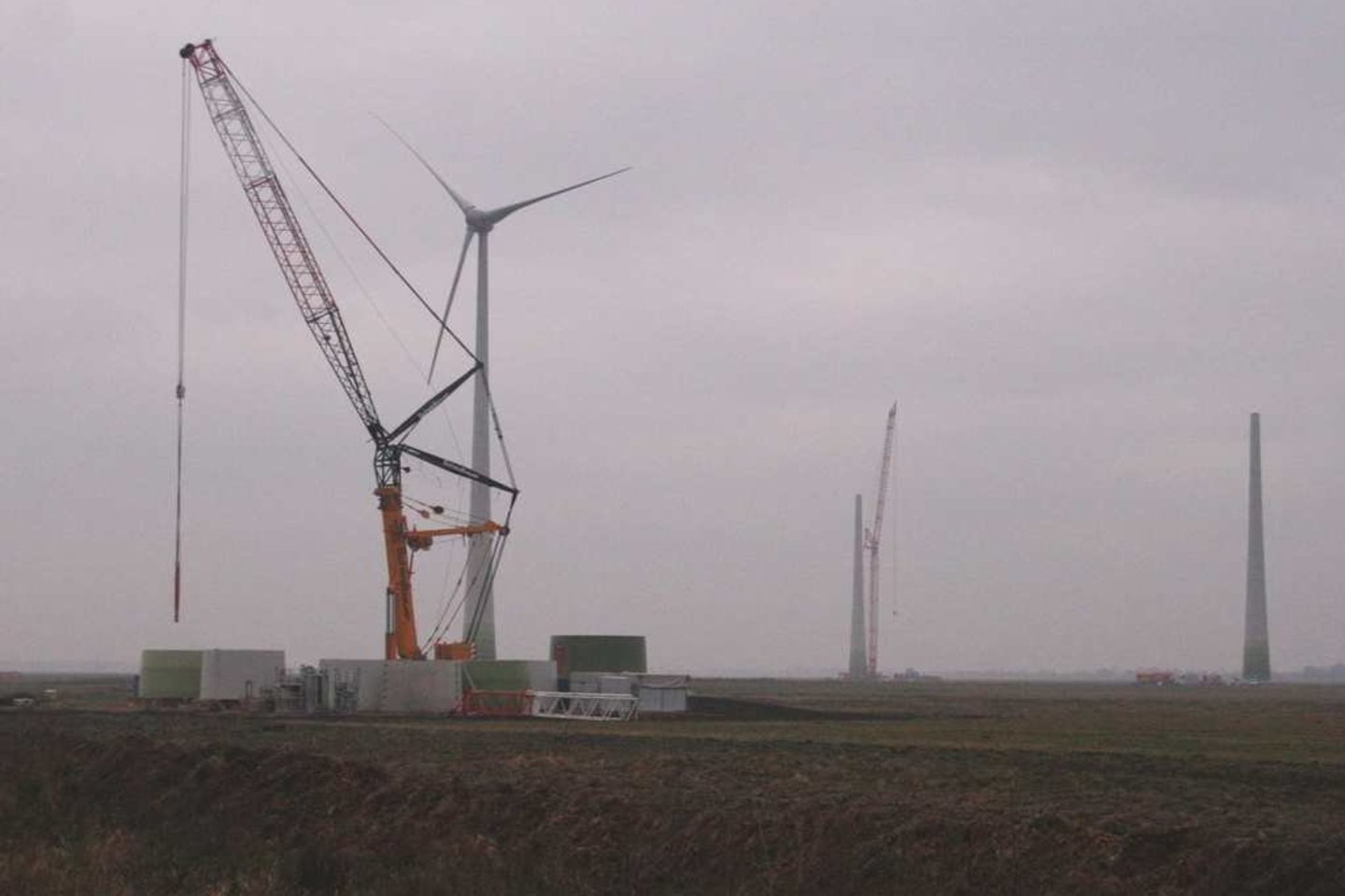 Vėjo jėgainės, prieš kurių statybą jau pasirašė 400 Vilkyčių ir gretimų kaimų gyventojų, ir toliau čia dygsta kaip grybai po lietaus.