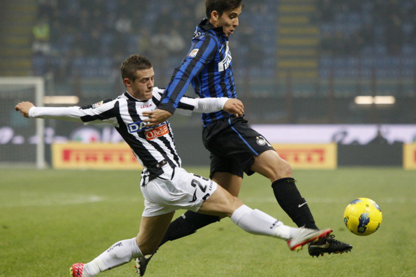 „Inter“ futbolininkai (mėlyna ir juoda spalvos) pralaimėjo „Udinese“ komandai.