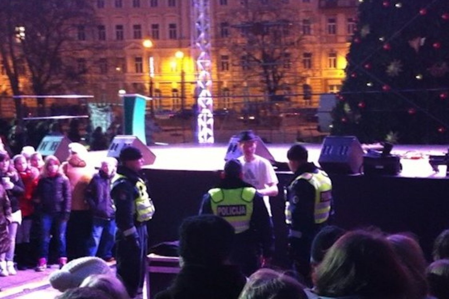 Prie pagrindinės Vilniaus eglės šou surengusį saviveiklininką išsivedė policija.