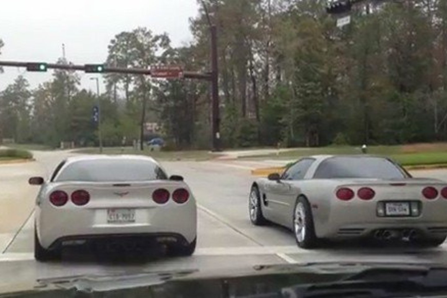 Likimo ironija, kad būtent kalakuto dieną gatvės nepasidalino du kelių kalakutai, vairuojantys „Chevrolet Corvette“ automobilius.