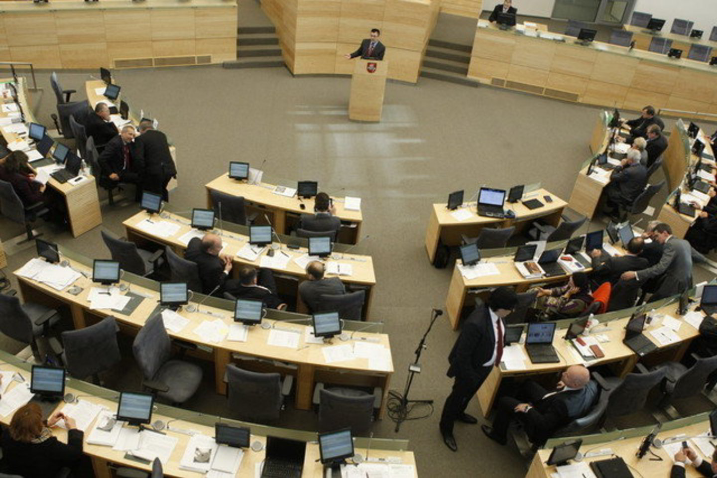 Daugiau kaip trejus metus dirbančio Seimo dvi dešimtys narių keitė įvairias frakcijas.