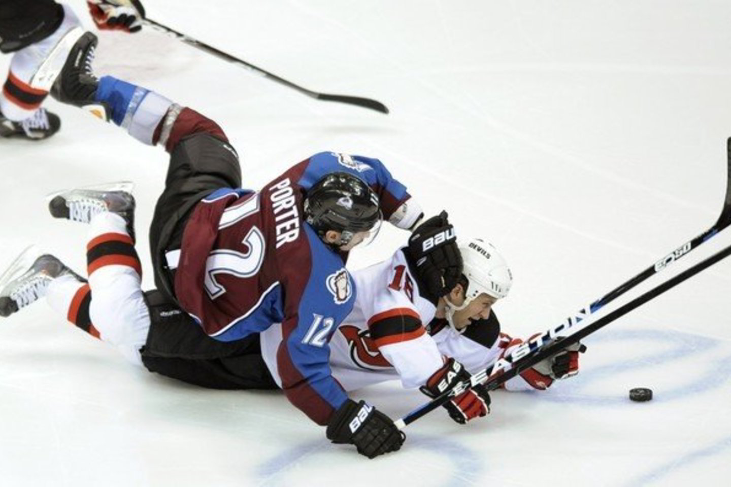 „New Jersey Devils“ komanda (balti marškinėliai) 2:4 nusileido „Minnesota Wild“ ledo ritulininkams.