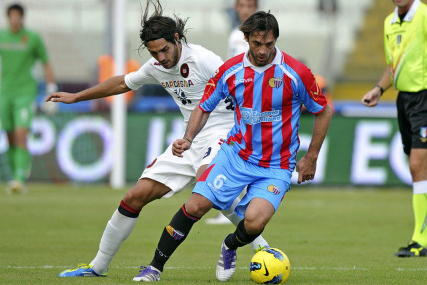 "Cagliari" futbolininkai (balti marškinėliai) iškovojo pergalę.