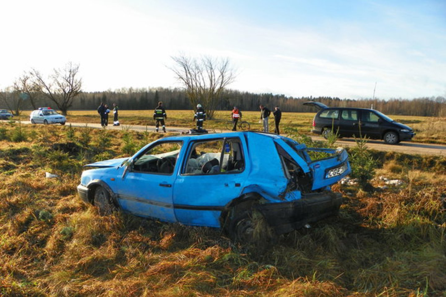 Sužeistuosius iš automobilio vadavo ugniagesiai