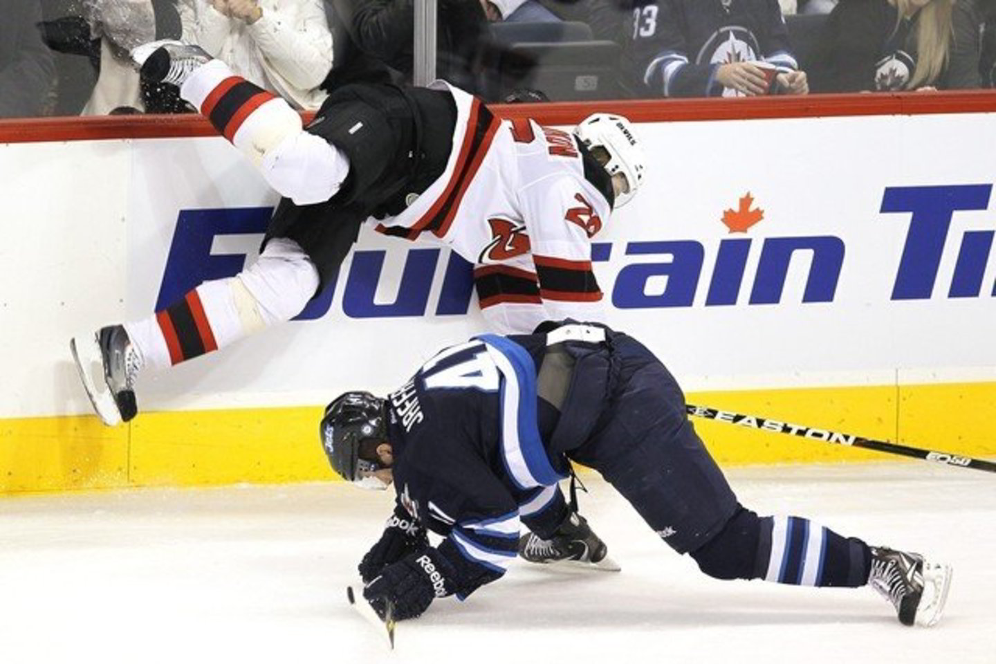 NHL čempionate „New Jersey Devils“ komanda (raudona ir balta spalvos), kuriai atstovauja Dainius Zubrus, svečiuose 2:4 nusileido „Winnipeg Jets“ ledo ritulininkams