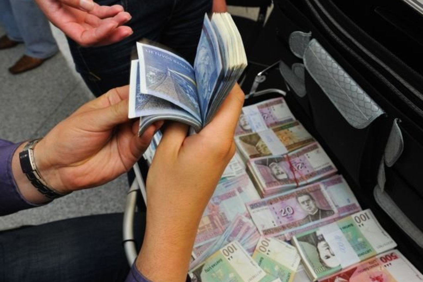 FNTT tyrėjai įtariamųjų namuose, bankų seifuose rado ir paėmė 1,4 mln. litų įvairia valiuta.