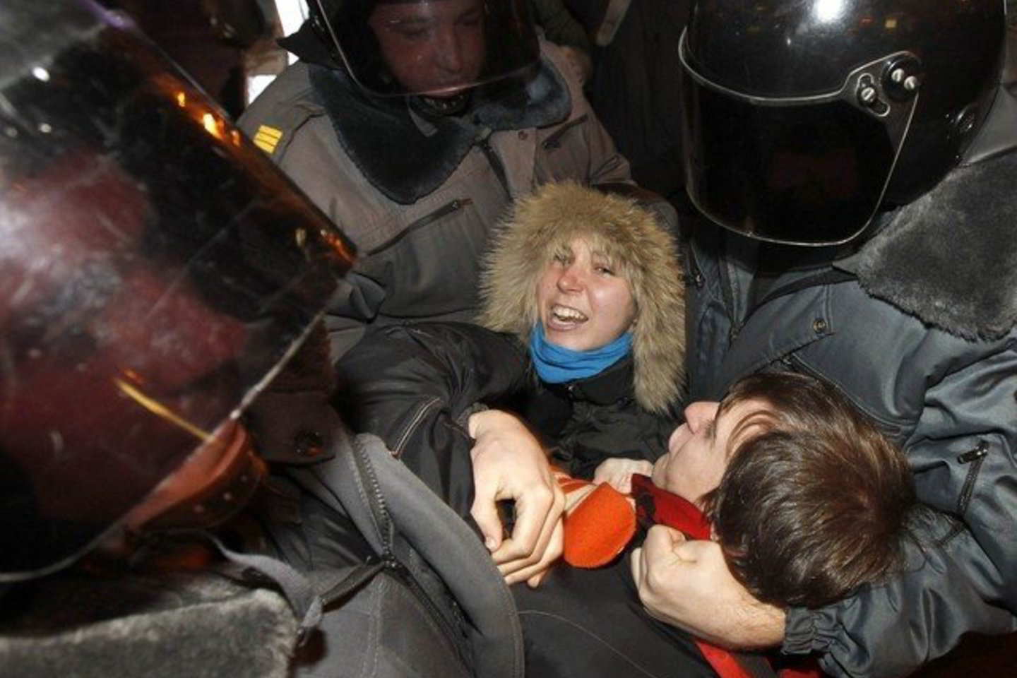 Mitingo dalyviai į policijos perspėjimus nereagavo, todėl OMON pradėjo juos suiminėti.