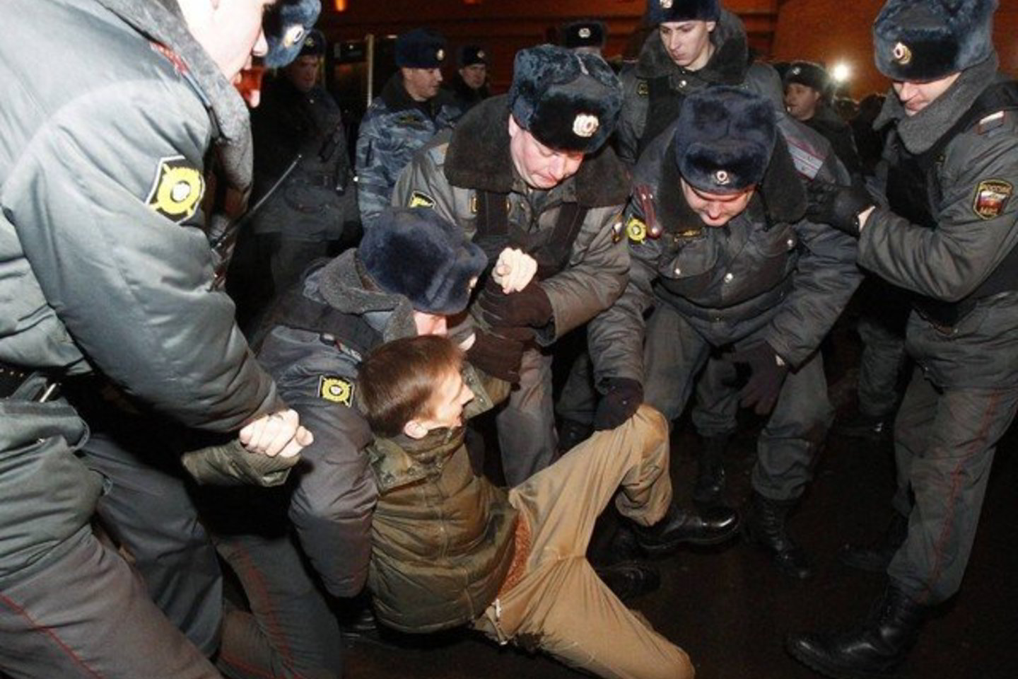 Policija Maskvos centrinėje Triumfo aikštėje sulaikė apie 100 protestuotojų ir dar daugybę - kituose Rusijos miestuose.