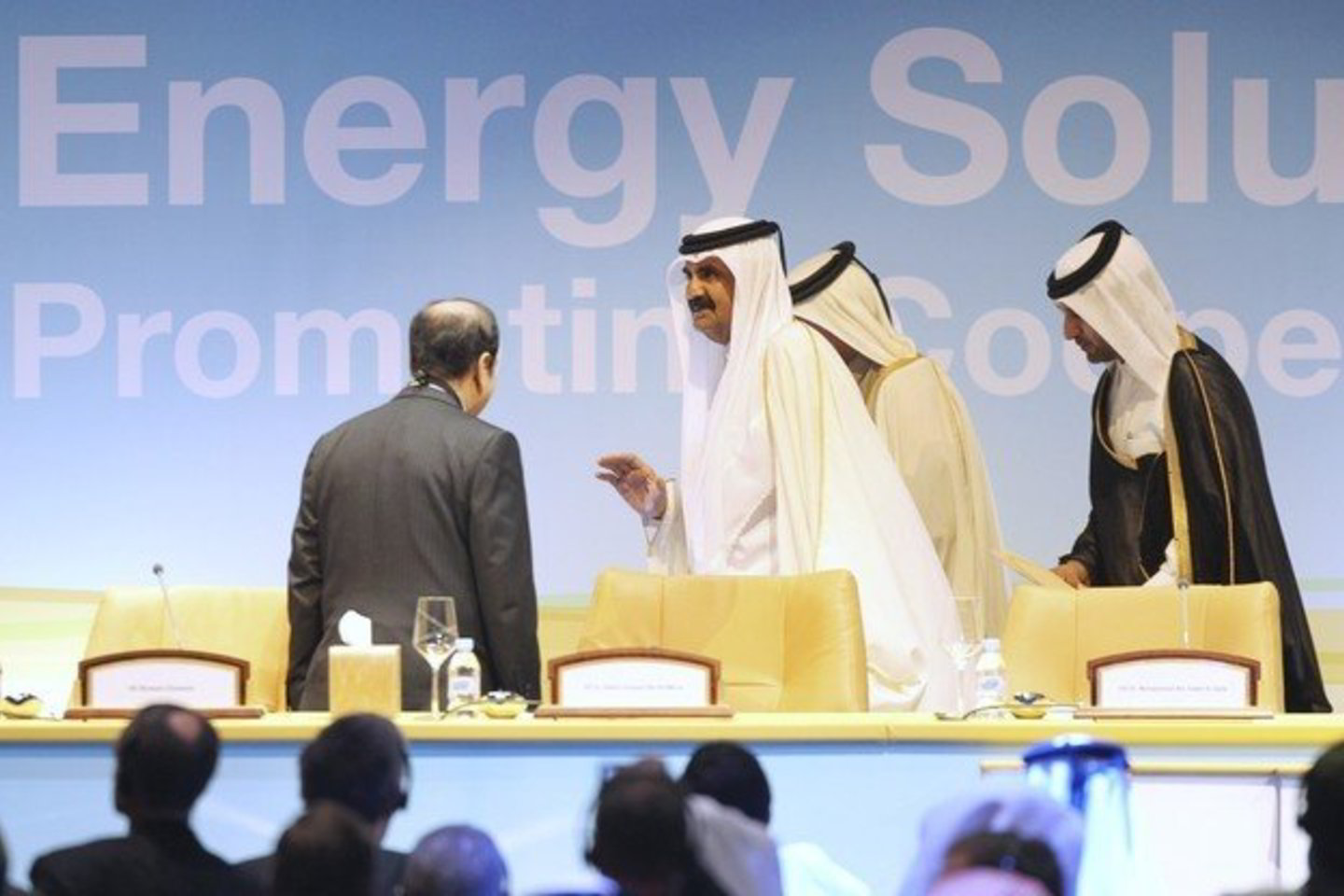 Kataras yra Naftą eksportuojančių šalių organizacijos (OPEC) narys. Pastaruoju metu šios šalies vyriausybė skiria daugiau dėmesio dujų pramonės plėtrai.