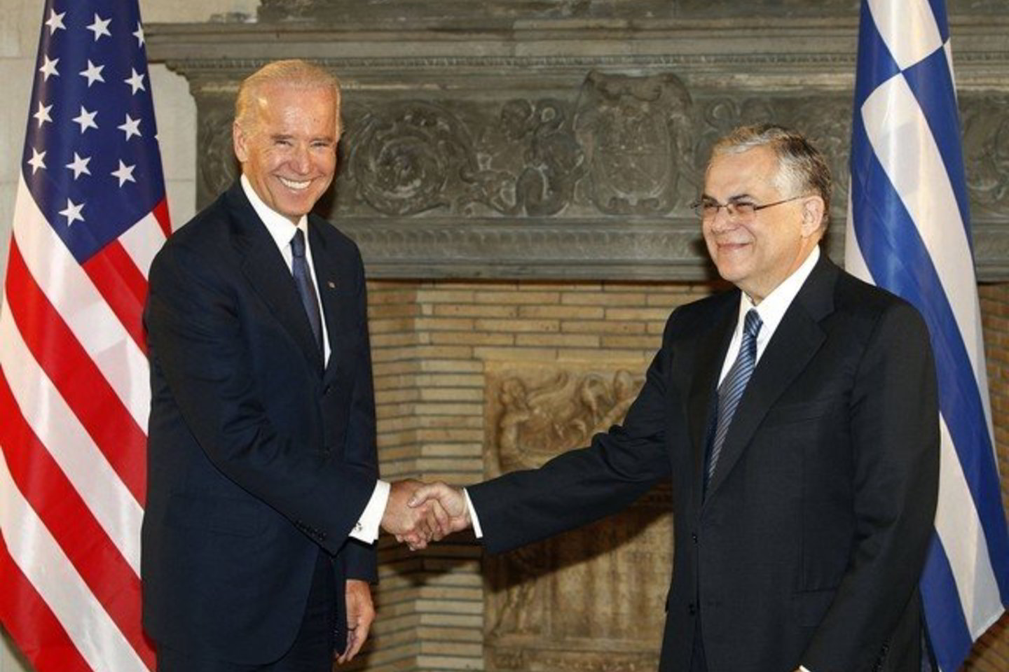 JAV viceprezidentas Josephas Bidenas susitiko su Graikijos premjeru Lucasu Papademos (dešinėje).