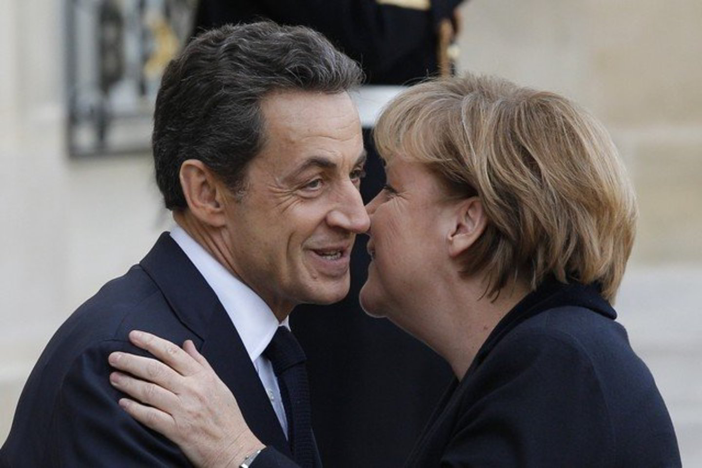 Prancūzijos prezidentas Nicolas Sarkozy ir Vokietijos kanclerė Angela Merkel pirmadienį susitinka aptarti kovos su skolų krize priemonių.