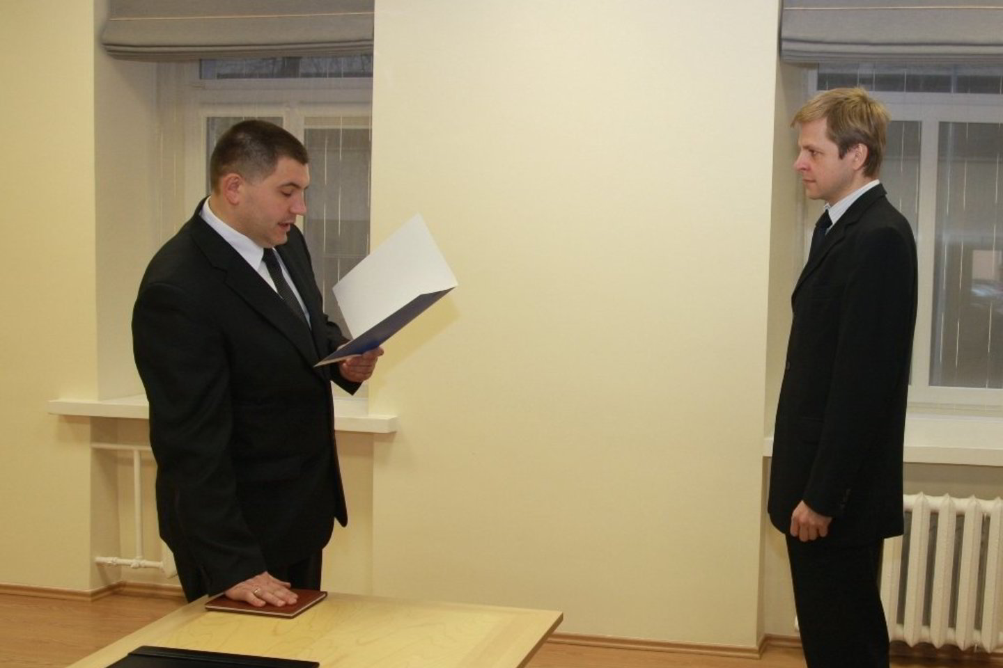 V.Ceslevičius (kairėje) prisiekė Teisingumo ministrui.