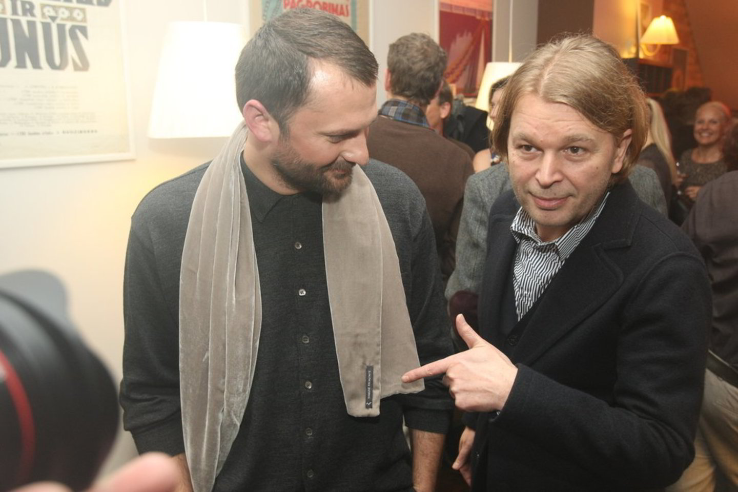 Šį kartą žinomą verslininką K.Verslovą pradžiugino stilistas M.Petruškevičius, mat pastarasis į renginį atvyko pasipuošęs jo sužadėtinės R.Piekautaitės kurtu aksominiu šaliku.