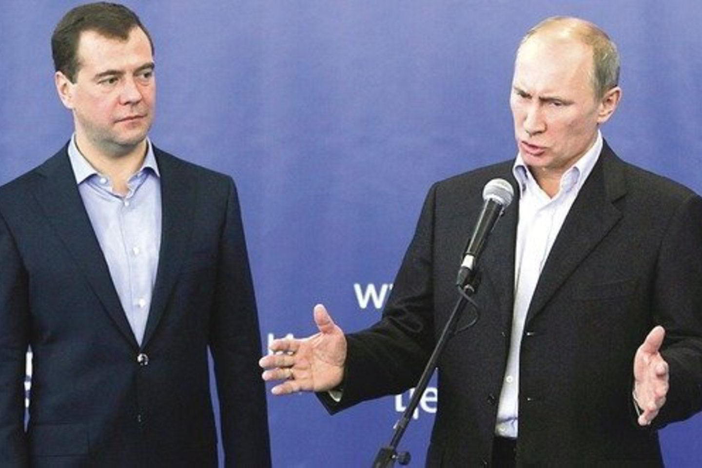 Rusijos prezidentas D.Medvedevas (kairėje) ir premjeras V.Putinas bandė įrodyti, kad žmonės pasitiki jais ir jų partija.