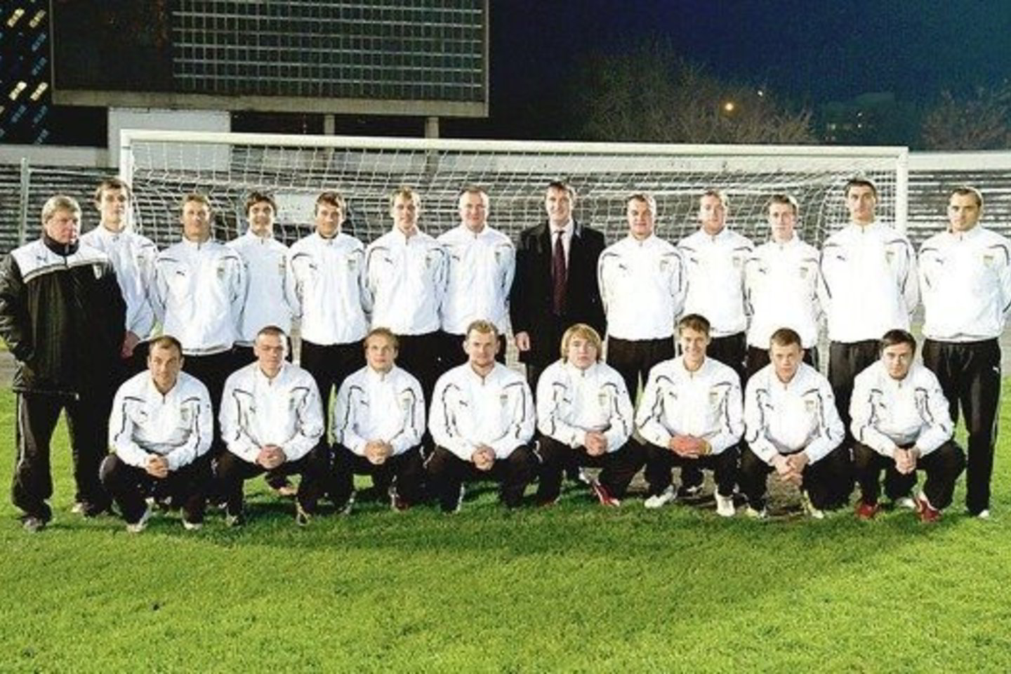 A.Sacharukas (viduryje) tvirtina, kad futbolo reikalai netrukdo jo tiesioginiam darbui Seime. Jei turi laiko, jis ir pats kartais treniruojasi su komanda.