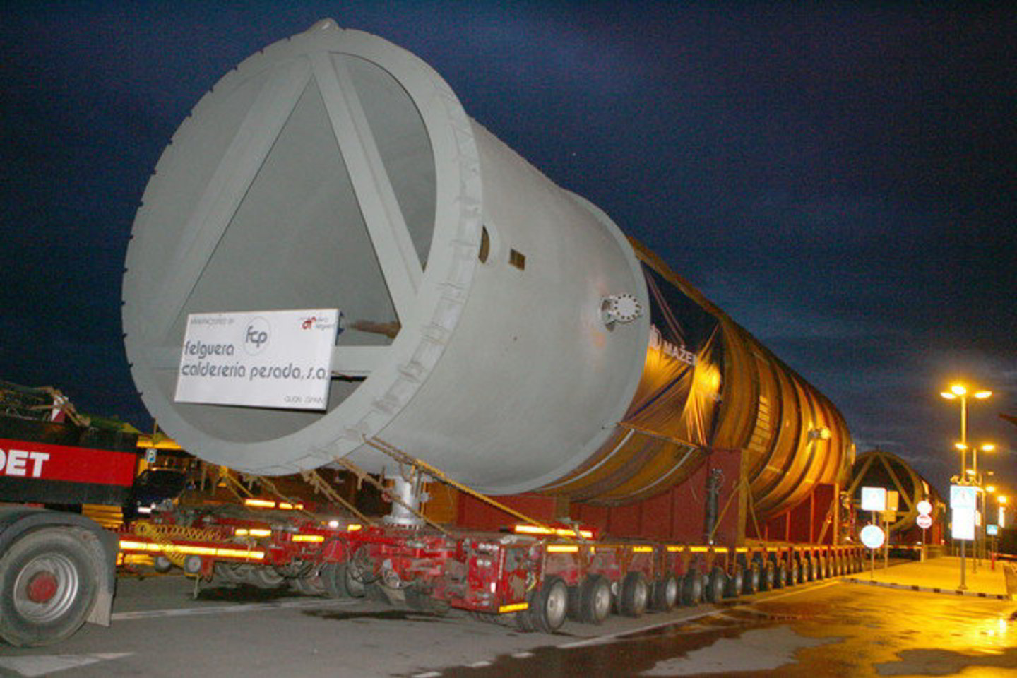 Nuotraukoje - „Mažeikių naftai“ dar 2008 metais gabentas generatorius.