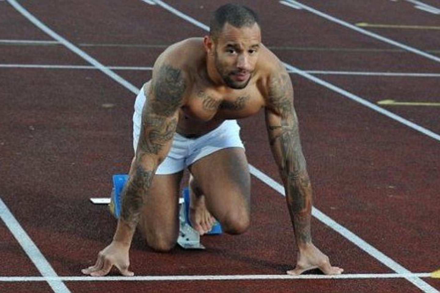 Sprinteris, atstovaujantis Didžiosios Britanijos rinktinei, lėšų pasirengimui olimpiadai gauna iš „UK Athletics World Class“ programos, tačiau jų jam neužtenka. Todėl J.Ellingtonas papildomai dirba lengvosios atletikos treneriu