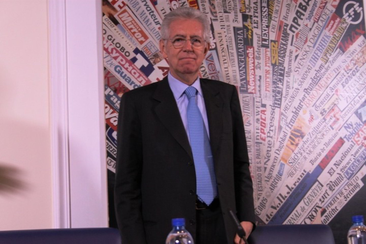Ekonomikos profesorius M.Monti dėvi formalų kostiumą, klasikinio kirpimo švarkas užsegtas viena eile, dviem sagom.